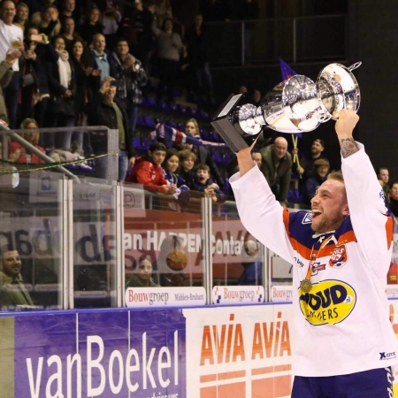 Rick Wijnen toont de gewonnen bekker aan de supporters