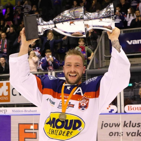 Een trotse Rick Wijnen met de beker