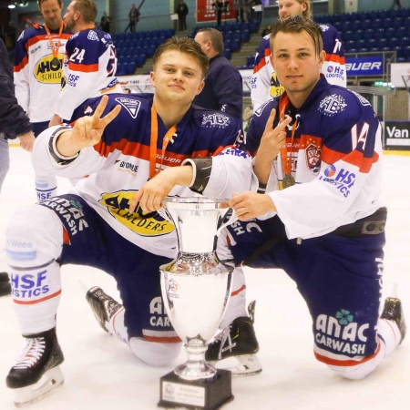 Wessel Copier en Justin Evers met beker