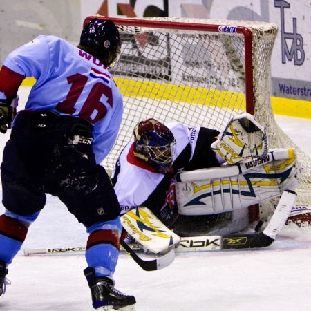 Ronald Wurm ziet puck op Christian Boucher stuiten