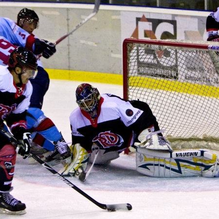 Levi Houkes werkt puck weg