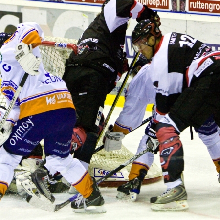 Jeff Smith en Bob Teunissen strijden voor de puck