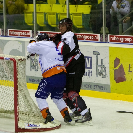 Nick de Jong geeft Tyler Hilbert een uppercut