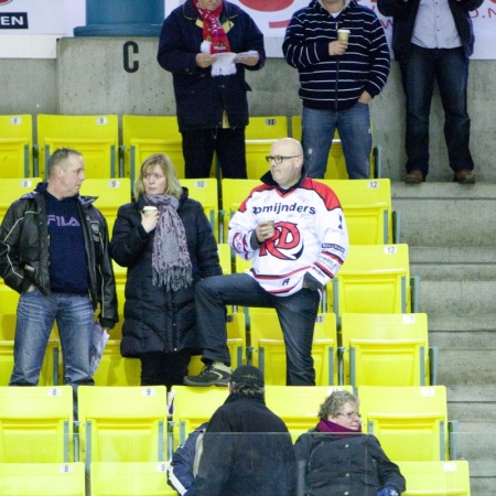 Supporters volgen onder het genot van een beker koffie de warming up