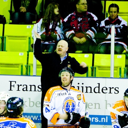 Alexander Jacobs als aas coach niet blij met de beslissing van de ref.