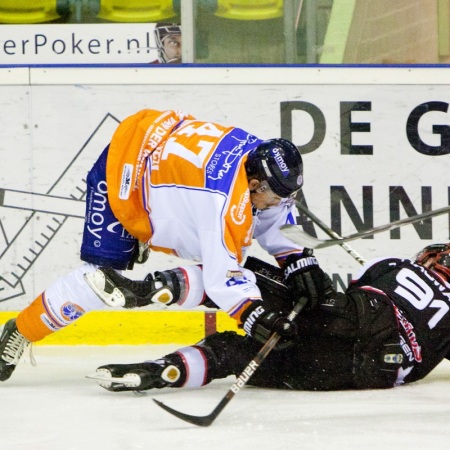 Bob Teunissen checkt Scott Thauwald en maar 2 minutn zitten voor tripping