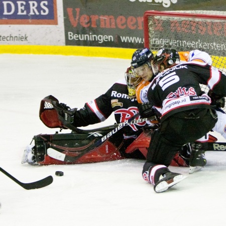 Yure Kuzmenkov raakt de controle over de puck kwijt.