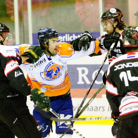 Kevin Bruijsten en Tylyr Stitt houden de speler van Eindhoven in bedwang.