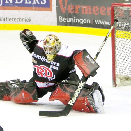 Stephane Cesar werkt puck met stick weg