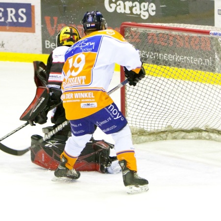 Ronald Wurm schiet hier de 3-1 binnen. Jeff Melisant ziet het gebeuren
