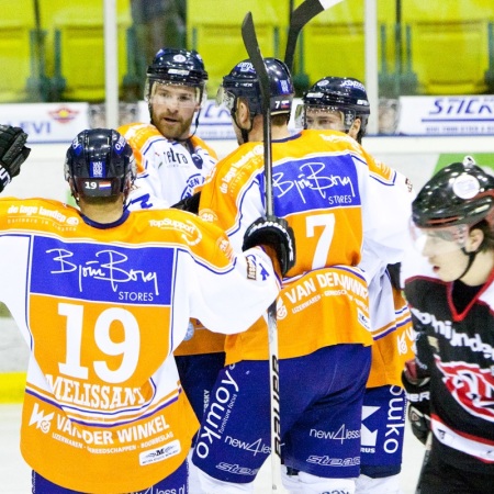 Team Eindhoven feliciteerd elkaar met de treffer