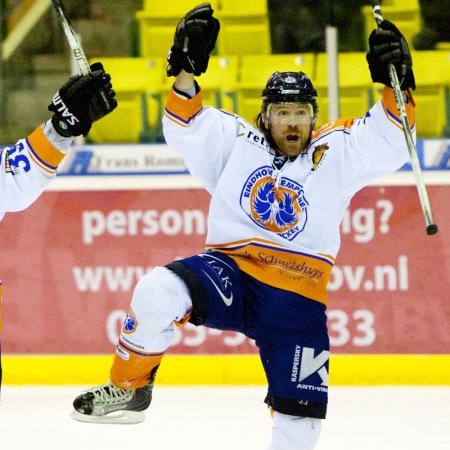 Ryan Lang scoort na 3 minuten overtime de winnende goela binnen.