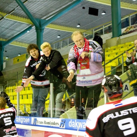 Supporters op de glaswand ondanks het verlies. Zaterdag naar Eindhoven.