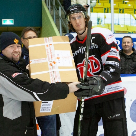 Mar Schra ontvangt een doos met puck van de supporters