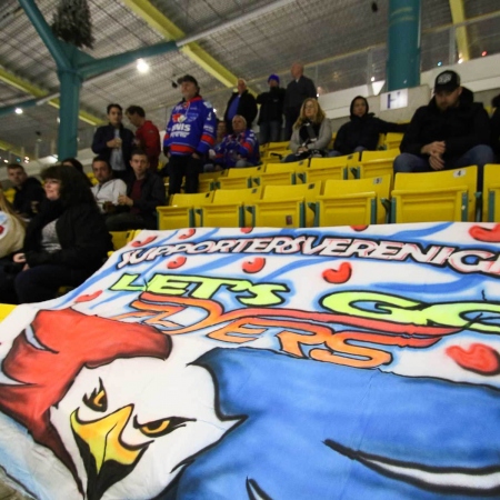 De supporters van Heerenveen met spandoek