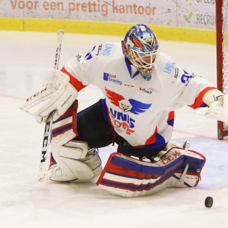 Sjoerd Idzenga duikt op de puck