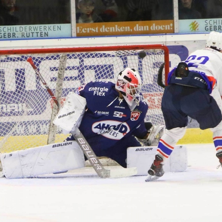 Adam Bezak wipt de puck over de goal van Deniz Mollen