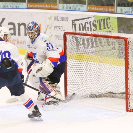De puck vliegt in het net bij Sjoerd Idzenga door een schot van RJ Reed. Stand 1-2