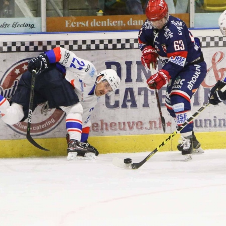 Rick van Haren en Todd Rachford strijden om de puck