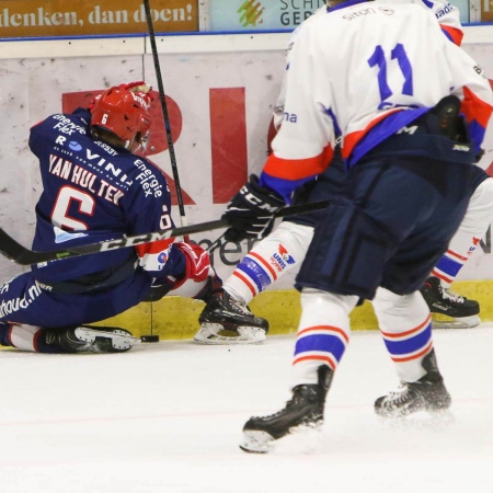 Richie van Hulten knalt tegen de boarding