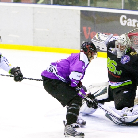 Raphael Joly ziet zijn puck stuiten op de legguards van goalie Wylie Rogers.