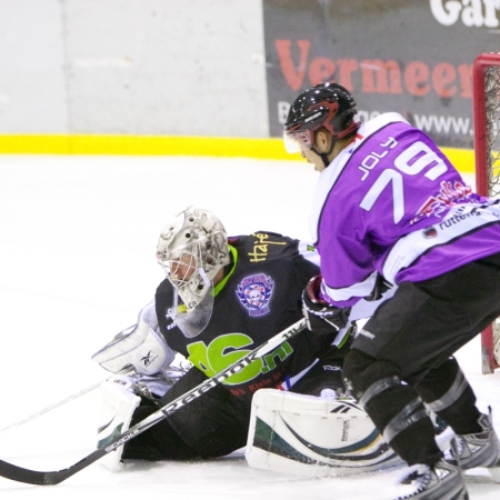 Raphael Joly klaar om de puck voor de goalie van richting te veranderen.