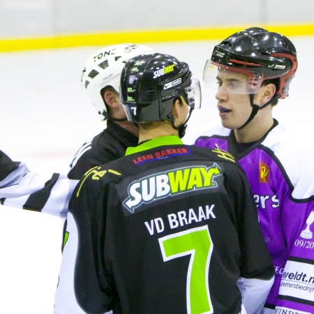 Bert van de Braak en Jurryt Smid hebben aan het eind van de eerste periode een menigsverschil. Linesmen v. Grinsven haalt ze uit elkaar.