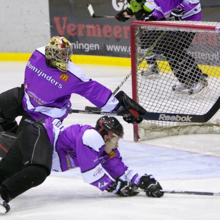 Stephane Cesar ziet de puck rakelings langs gaan.