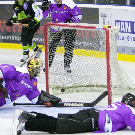 Stephane Cesar moet toezien hoe Marco Postma de puck kan binnenschieten. stand 2-2