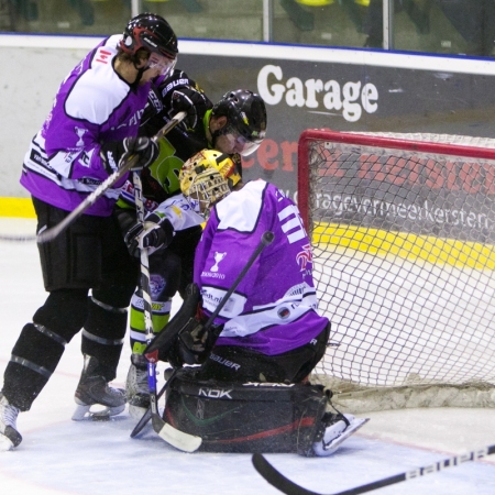 Tyler Stitt heeft de puck aan zijn schaats. Stephane Cesar ziet hem liggen.