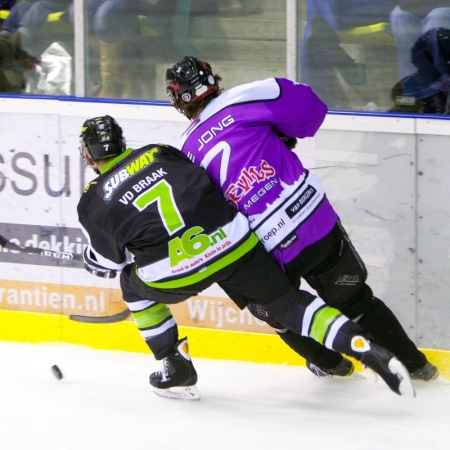 Nick de Jong en Bert van de Braak strijdens om de puck.