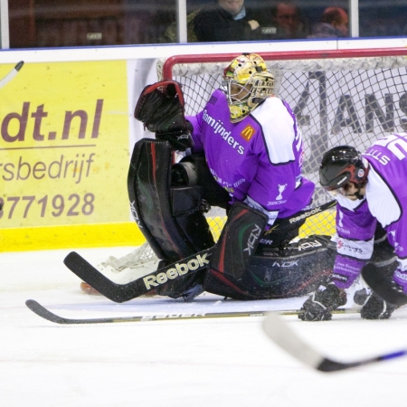 Stephane Cesar wacht met open handschoen op de puck.