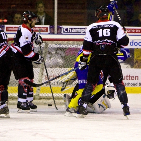 Casey van Schagen scoort in de 4de minuut 0-1