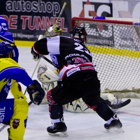 Dan Magoff ziet puck van Brad Smulderes in het net vliegen