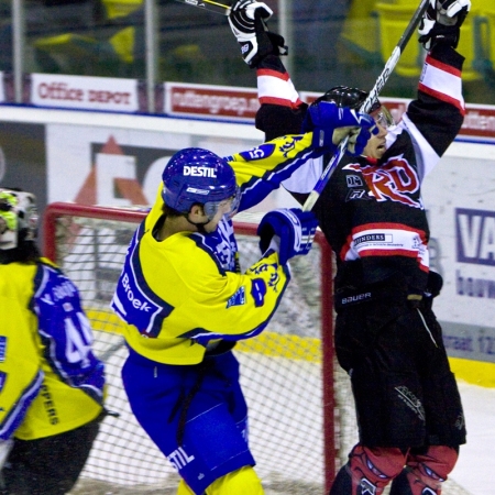 Jurryt Smid Legt puck in het net