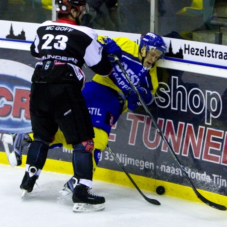 Dan McGoff zet speler tegen de boarding