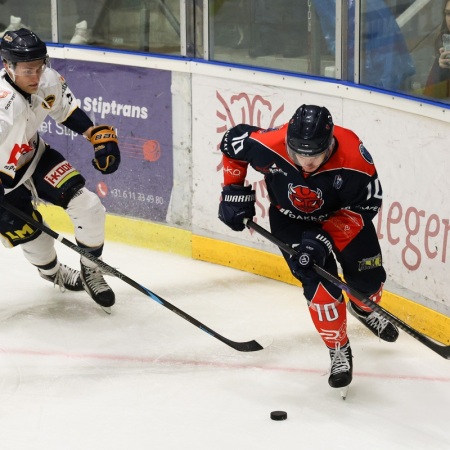 Antons Trastasenkov gaat er met de puck van door.