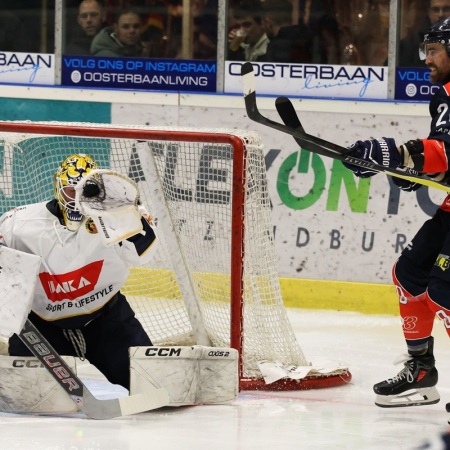 De puck belandt in de vanger van Hugo Bränn