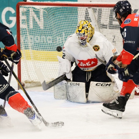 Will Dow Kenny jaagt op de puck en die stuitert omhoog bij Hogo Bränn.