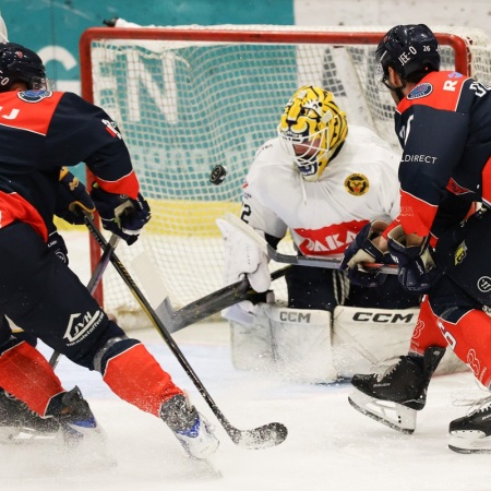 Will Dow Kenny jaagt op de puck en die stuitert omhoog bij Hogo Bränn.