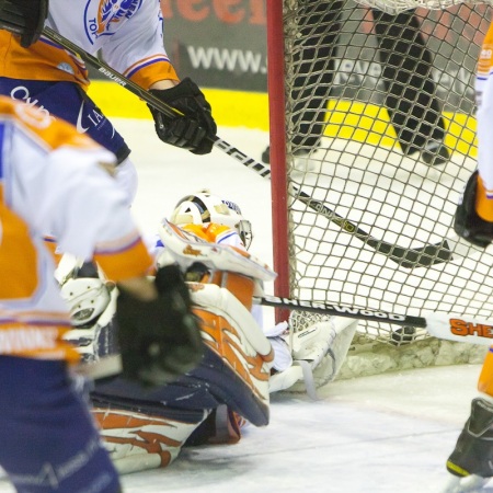 Matt Anthony ziet puck in net liggen
