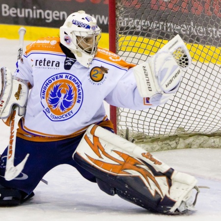 Matt Anthony grijpt een puck uit de lucht
