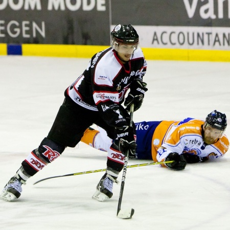 Timothy Gerritsen kan de puck overnemen