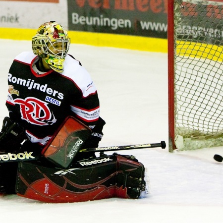 Stephane Cesar laat een puck door de legguard glippen